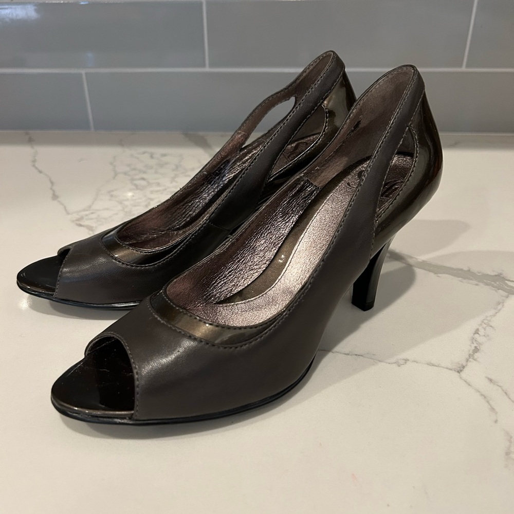 Sofft Women's Gemini Gray Leather Peep Toe Shoes Pump - Size 7 M